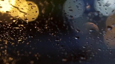 trafik aydınlatma bokeh ile yağmurda bulanıklık