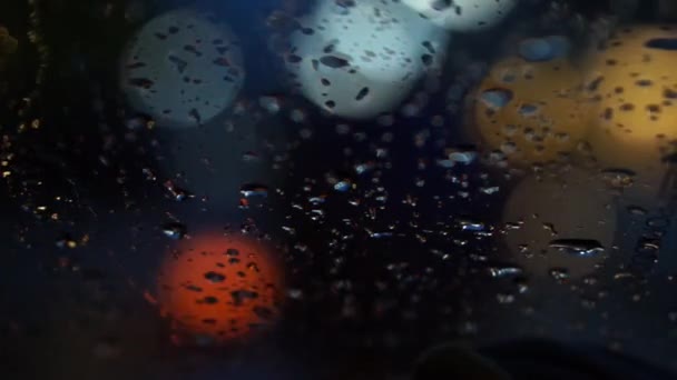 Résumé flou des feux de circulation sous la pluie avec bokeh — Video