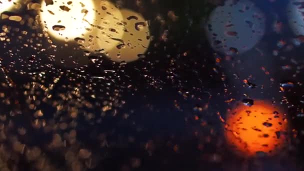 Abstrakte Unschärfe der Verkehrsbeleuchtung im Regen mit Bokeh — Stockvideo