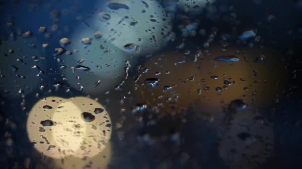 Résumé flou des feux de circulation sous la pluie avec bokeh — Video