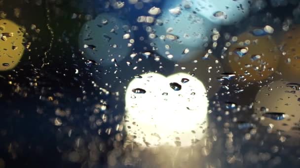 Resumen borroso semáforo bajo la lluvia con bokeh — Vídeos de Stock