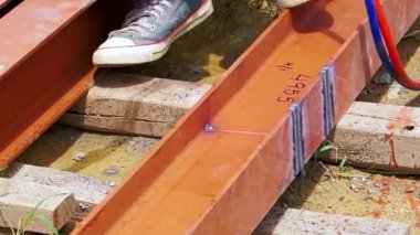 metal ısı ile el ile kesme. tehlikeli çalışma ortamı