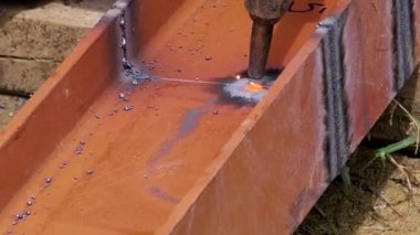 metal ısı ile el ile kesme. tehlikeli çalışma ortamı