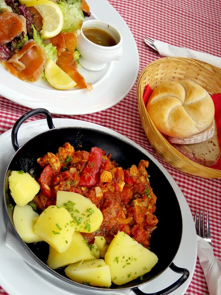 Pollo con salsa de tomates —  Fotos de Stock