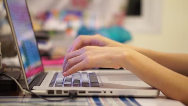 Χέρι χρησιμοποιώντας υπολογιστή με πολύχρωμα θάμπωμα φόντου — Αρχείο Βίντεο