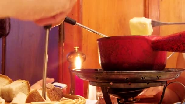 Jantar de fondue suíço — Vídeo de Stock