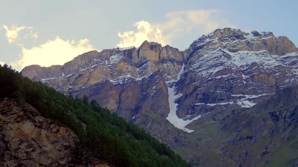 Montagne de neige à l'aube — Video