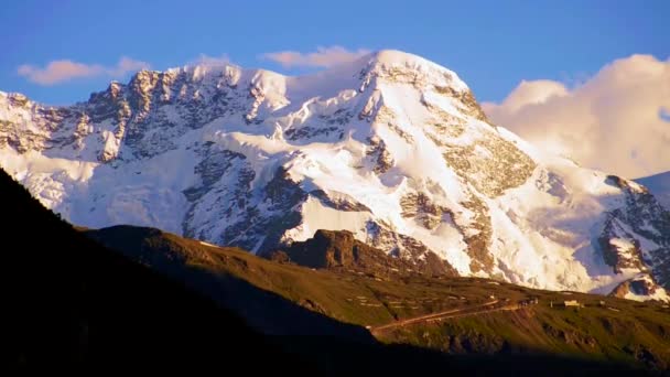 Montagne de neige au coucher du soleil — Video