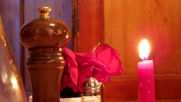 Vela roja en la mesa de comedor con pimienta negra — Vídeos de Stock