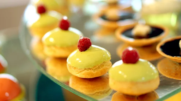 Colorido buffet de postres — Foto de Stock