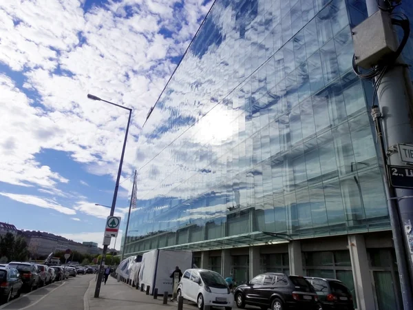 Moderní budova s oblak reflexe — Stock fotografie
