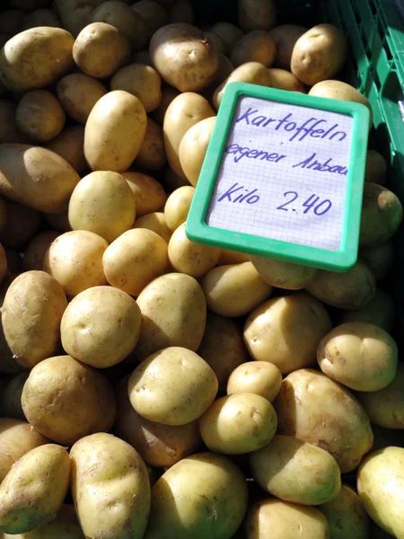 Pilhas de batatas no mercado — Fotografia de Stock