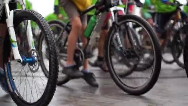 Torneio de ciclismo abstrato na linha de início, tiro de um grupo de ciclistas de corrida — Vídeo de Stock