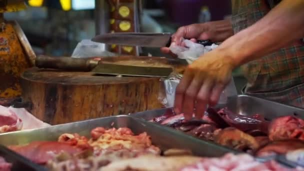 Carnicero vendiendo carne fresca en el mercado asiático local, preparación de alimentos antihigiénicos — Vídeos de Stock