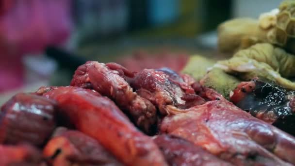 Carnicero vendiendo carne fresca en el mercado asiático local, preparación de alimentos antihigiénicos — Vídeos de Stock