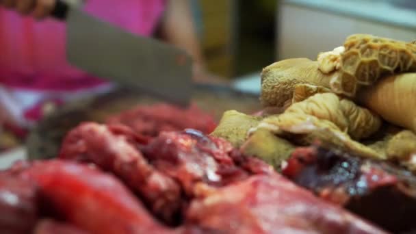 Carnicero vendiendo carne fresca en el mercado asiático local, preparación de alimentos antihigiénicos — Vídeos de Stock