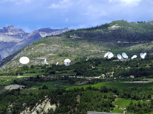 Antenne parabolique sur la colline — Photo