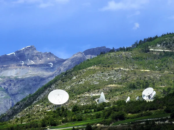 Parabola satellitare sulla collina — Foto Stock