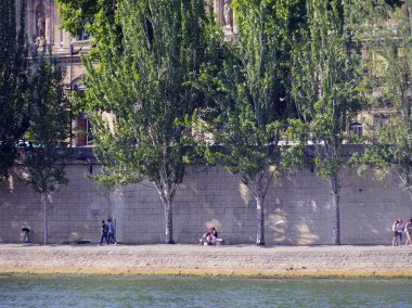 Paris'te Seine Nehri yan Geziyoluna