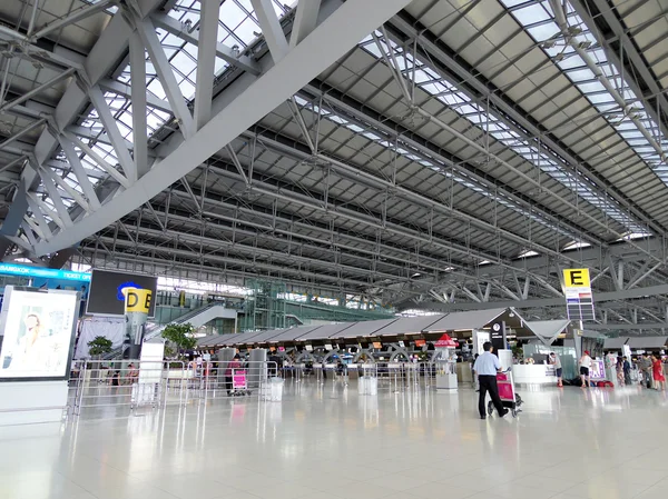 Terminal del aeropuerto con personas — Foto de Stock