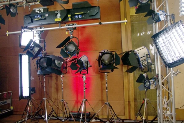 Studio φώτα και φωτογραφική μηχανή για τα μέσα ενημέρωσης — Φωτογραφία Αρχείου