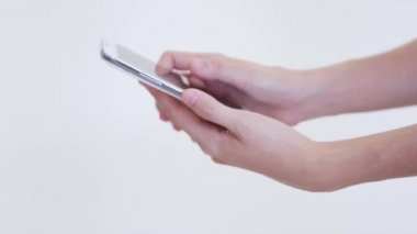 Beyaz arka plan üzerinde akıllı telefon üzerinde yazma kullanarak ele