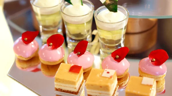 Colorato buffet di dessert, tè pomeridiano — Foto Stock