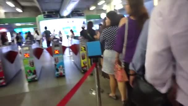 Μπανγκόκ, Ταϊλάνδη - 22 Οκτωβρίου 2014-κατόχων διαρκούς εισιτήριου στο μετρό, ουρανό σιδηροδρομικό σταθμό εισιτήριο εισόδου — Αρχείο Βίντεο