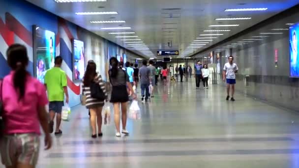 Bangkok, Tailândia - 22 de outubro de 2014 - pendulares no metrô, entrada da estação de trem subterrânea — Vídeo de Stock