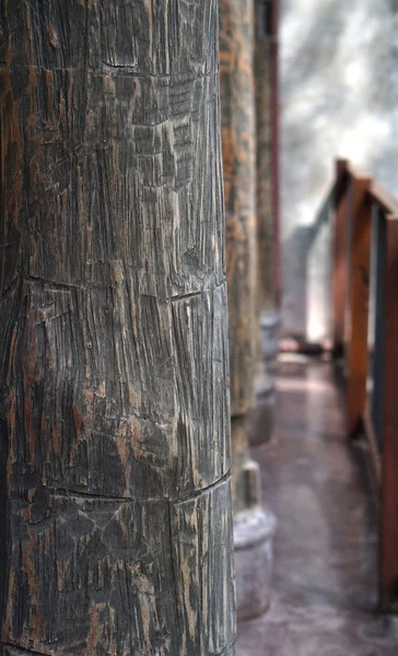 Arquitetura de textura antiga coluna de madeira rústica — Fotografia de Stock