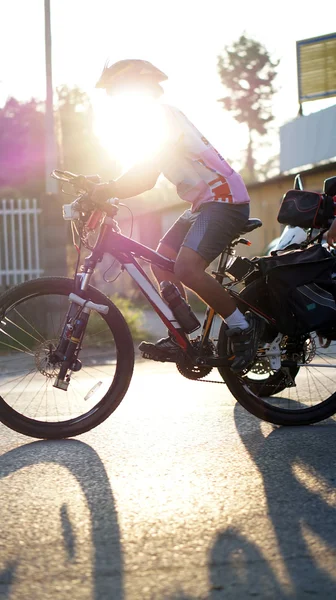 Radfahren in der Morgensonne — Stockfoto