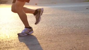 Maraton koşucu sabah güneşin, sağlıklı egzersiz kavramı