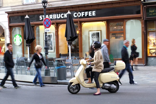 Kvinnan rider framför Europa Starbucks — Stockfoto