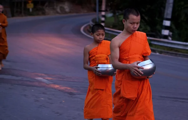 Монах просит милостыню. — стоковое фото