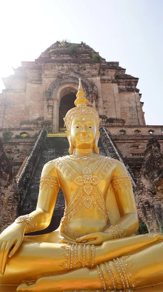 Gouden Boeddha tegenover ruïnes tempel, Thailand — Stockfoto