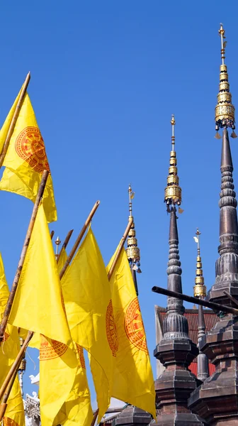 Drapeau bouddhiste avec dessus de pagode — Photo