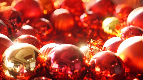 Rode en gouden Kerstmis ornamenten achtergrond — Stockfoto
