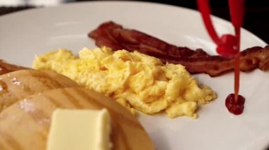 Krep şurubu ile omlet pastırma