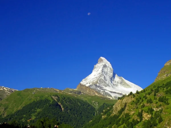 Zermatt, Svájc, zöld autómentes város Matterhorn-hegycsúcsra — Stock Fotó