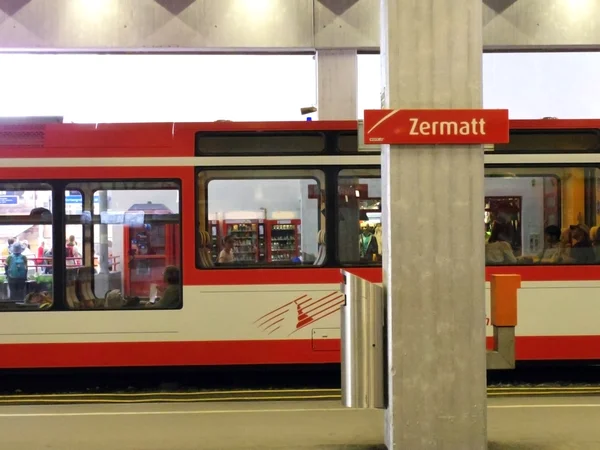 Švýcarsko Zermatt, zelené město bez aut — Stock fotografie