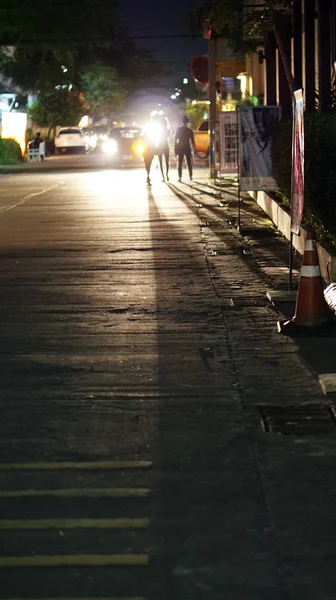 Oamenii merg pe stradă noaptea — Fotografie, imagine de stoc