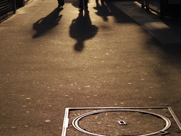 Pessoas andando na rua — Fotografia de Stock