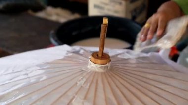 Kağıt şemsiye yapım eller