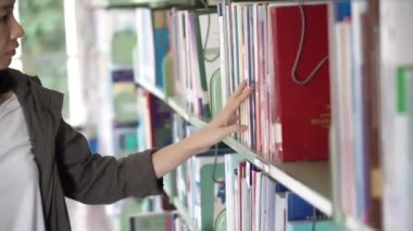 Kız raflar arasında yürüyüş