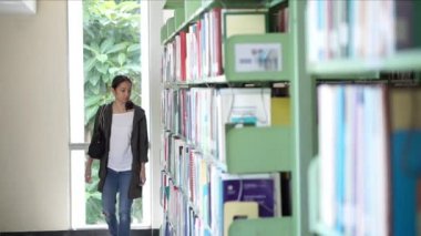 Kız raflar arasında yürüyüş