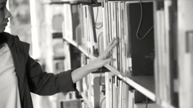 Kız raflar arasında yürüyüş