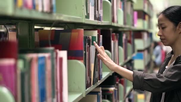 Girl walking between shelves — Stock Video