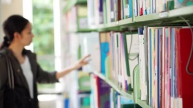 Kız raflar arasında yürüyüş