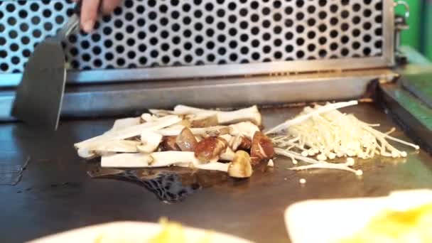 Cocinar Teppanyaki con setas — Vídeos de Stock