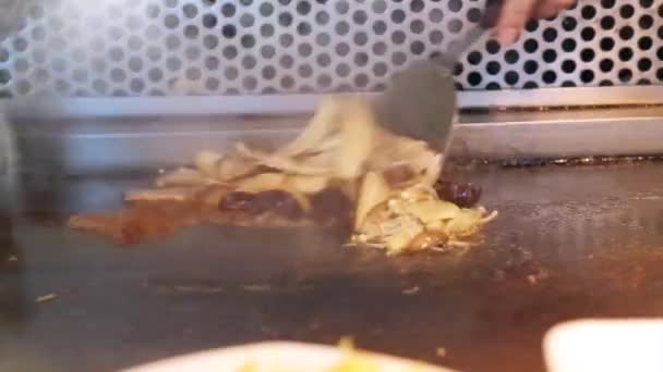Cucinare Teppanyaki con funghi — Video Stock